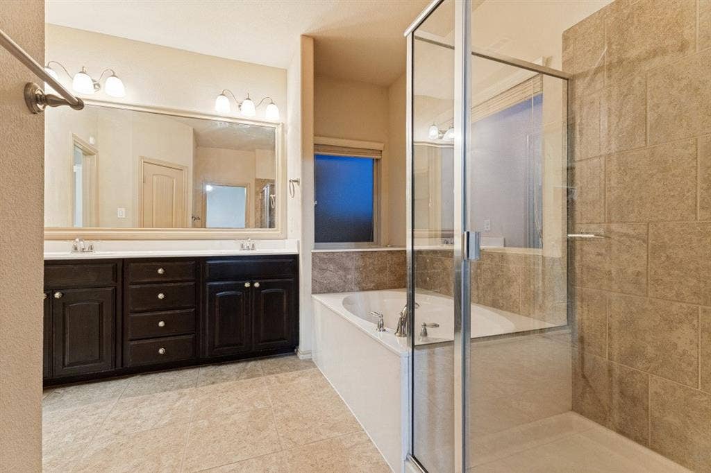 10808 Ersebrook Court, Fort Worth, TX 76052 Primary spa bathroom