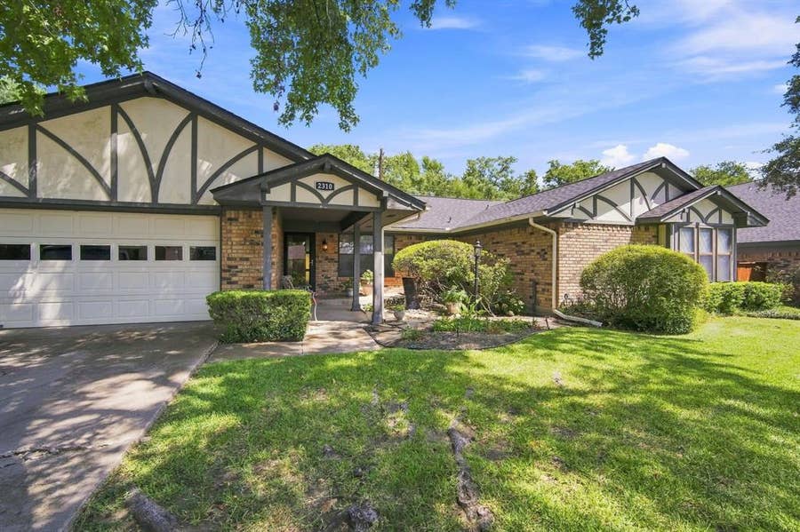 Property photo for 2310 Louise Lane, Ennis, TX
