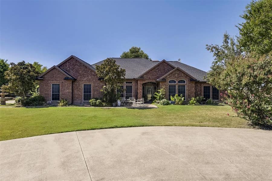 Property photo for 137 Cactus Road, Waxahachie, TX