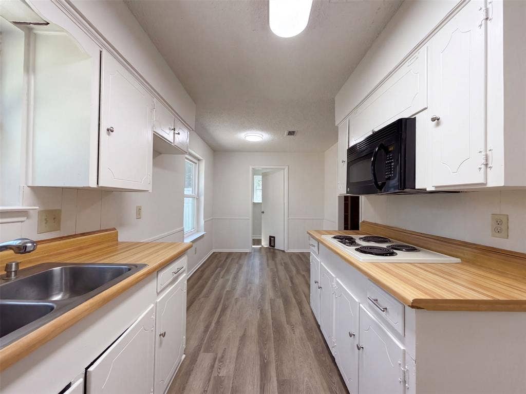 1136 Kris Street, Irving, TX 75060 1136 Kris Street, Irving, TX 75060