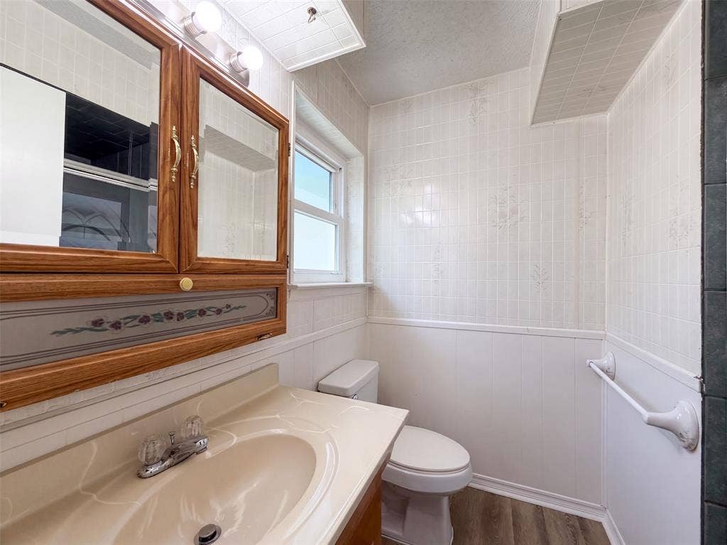 1136 Kris Street, Irving, TX 75060 1136 Kris Street, Irving, TX 75060