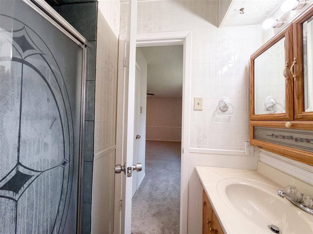 1136 Kris Street, Irving, TX 75060 1136 Kris Street, Irving, TX 75060