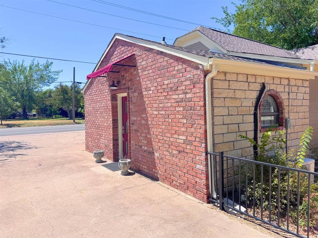 902 W Pearl Street, Granbury, TX 76048 902 W Pearl Street, Granbury, TX 76048