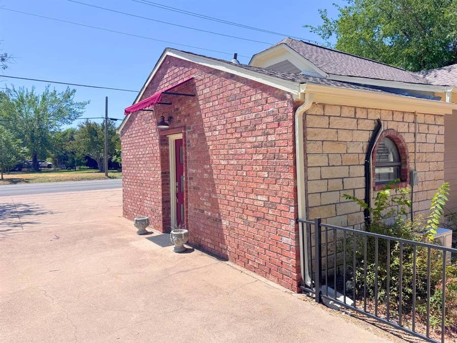 Property photo for 902 W Pearl Street, Granbury, TX