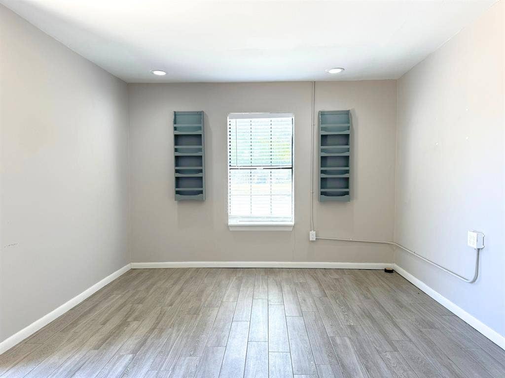 902 W Pearl Street, Granbury, TX 76048 Open space area with lots of natural light.