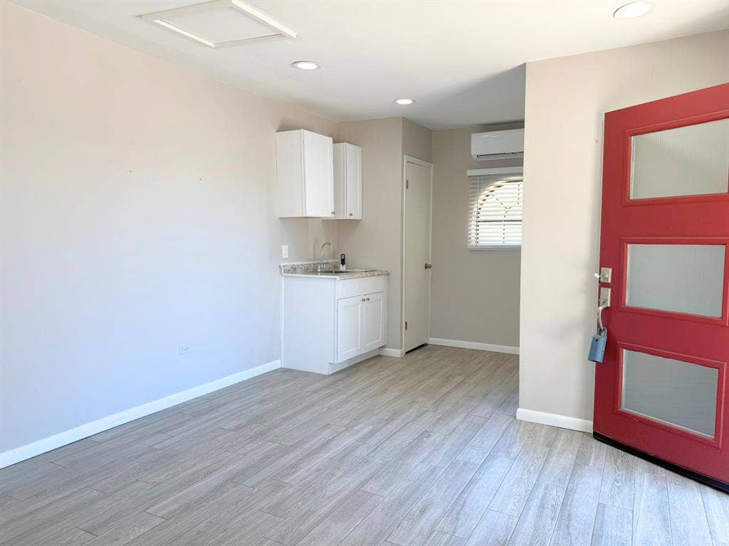 902 W Pearl Street, Granbury, TX 76048 Open space area with lots of natural light.