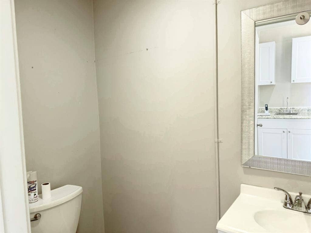 902 W Pearl Street, Granbury, TX 76048 Half bathroom