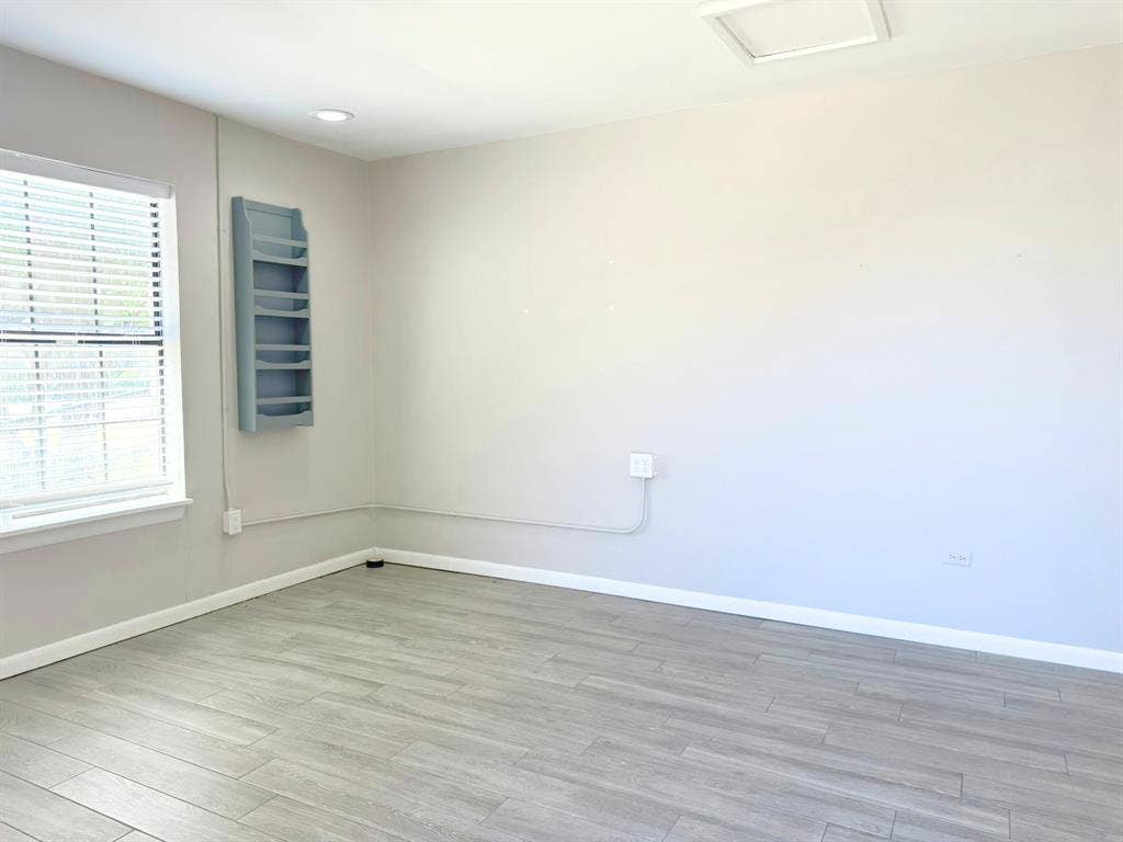 902 W Pearl Street, Granbury, TX 76048 Open space area with lots of natural light.