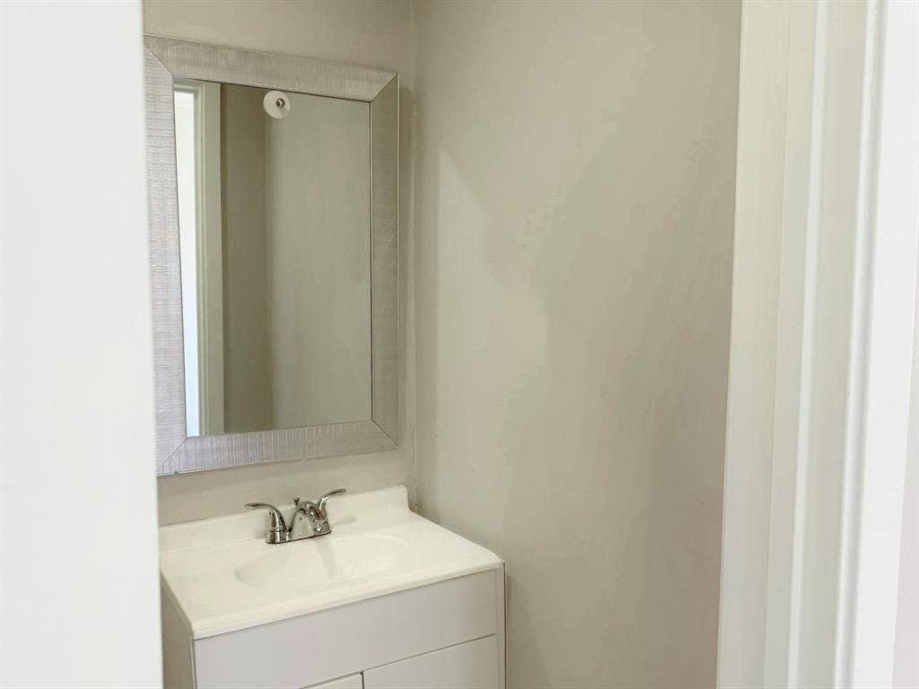 902 W Pearl Street, Granbury, TX 76048 Half bathroom