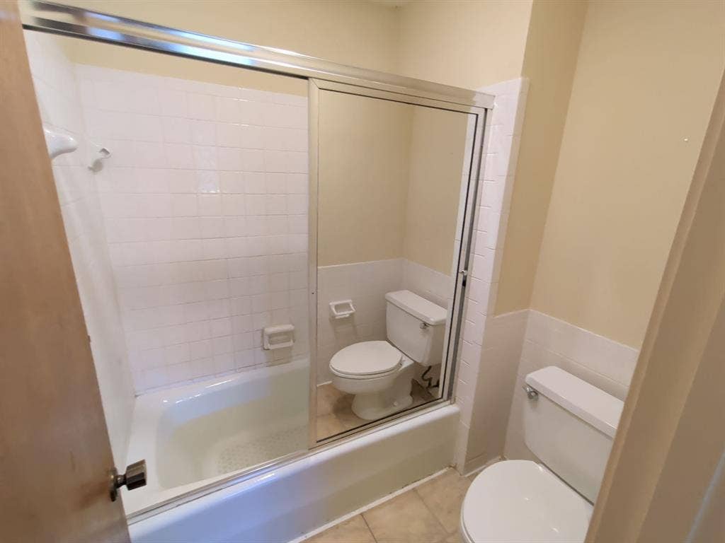Upstairs bathroom between rooms 1 and 2