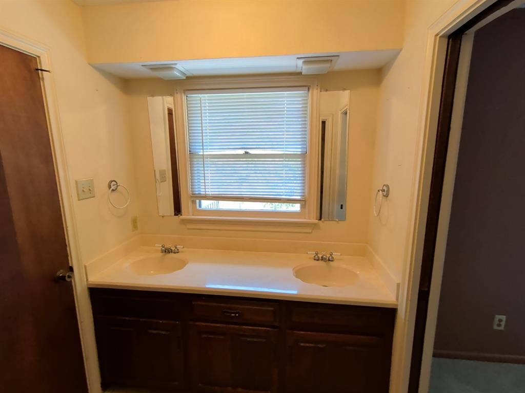Upstairs bathroom between rooms 1 and 2