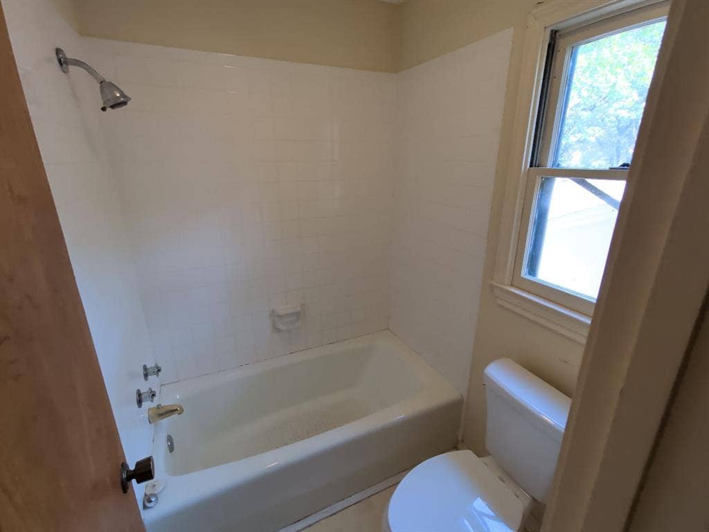 Upstairs bathroom between rooms 3 and 4