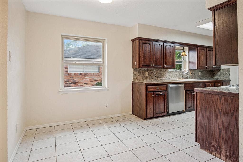 1725 Mapleton Drive, Dallas, TX 75228 Large breakfast room.