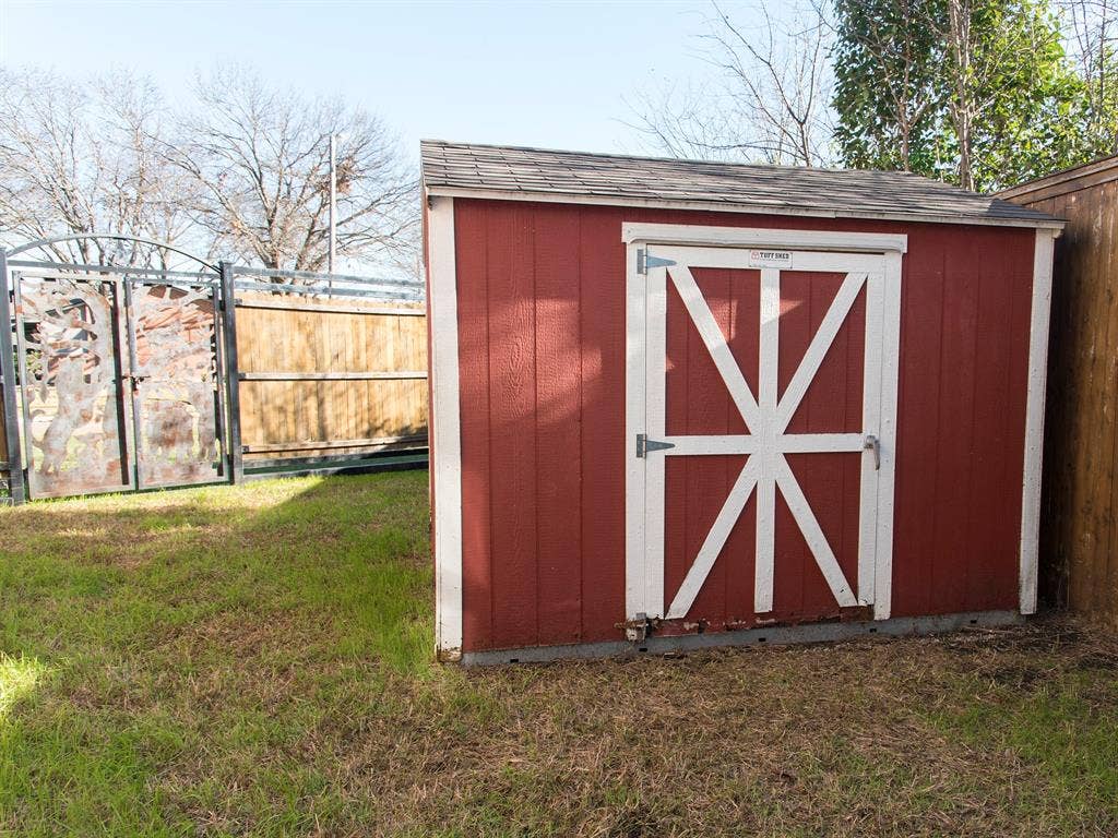 1725 Mapleton Drive, Dallas, TX 75228 Storage shed in side yard. This area is separately fenced, so can be used as dog run.