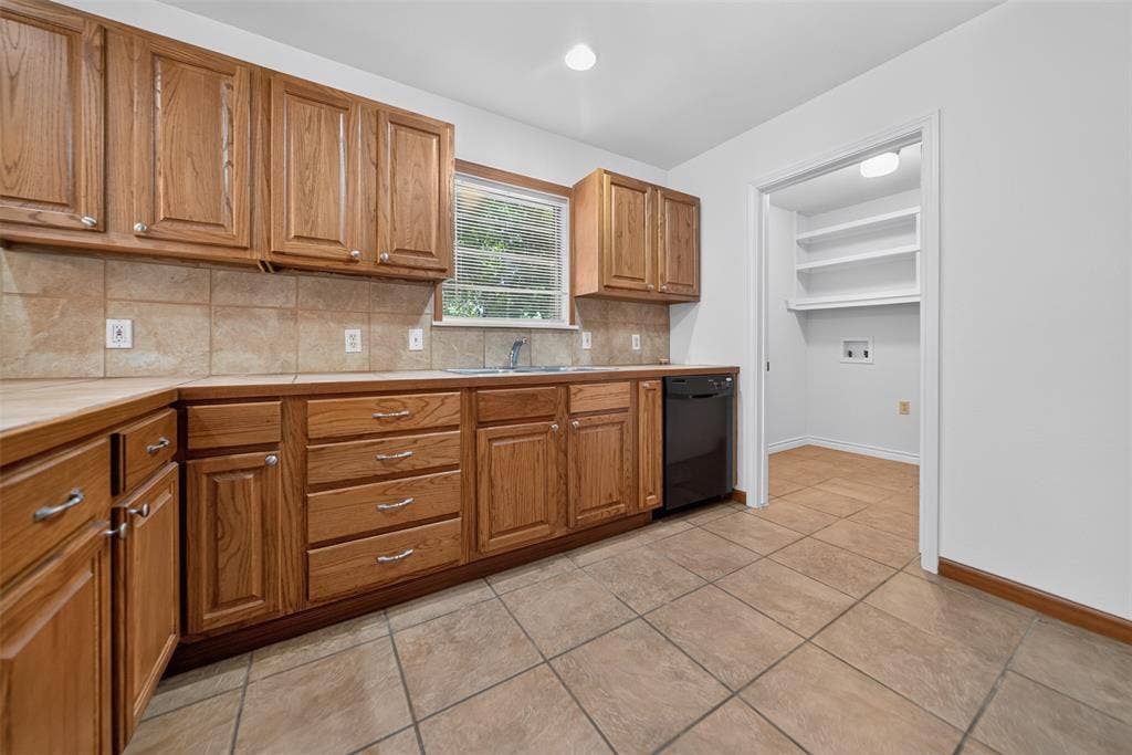 3041 Lakewood Drive, Tyler, TX 75702 Cabinets galore