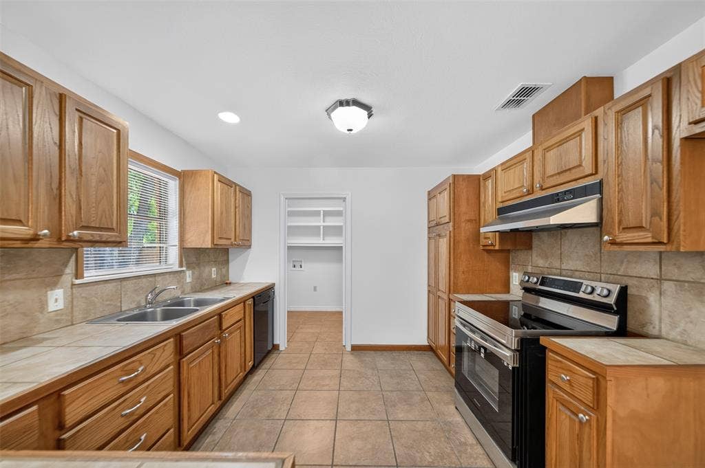3041 Lakewood Drive, Tyler, TX 75702 updated appliances