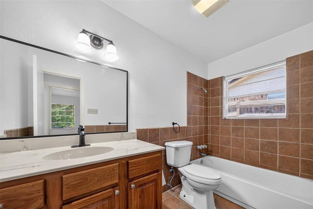 3041 Lakewood Drive, Tyler, TX 75702 shower/tub combo
