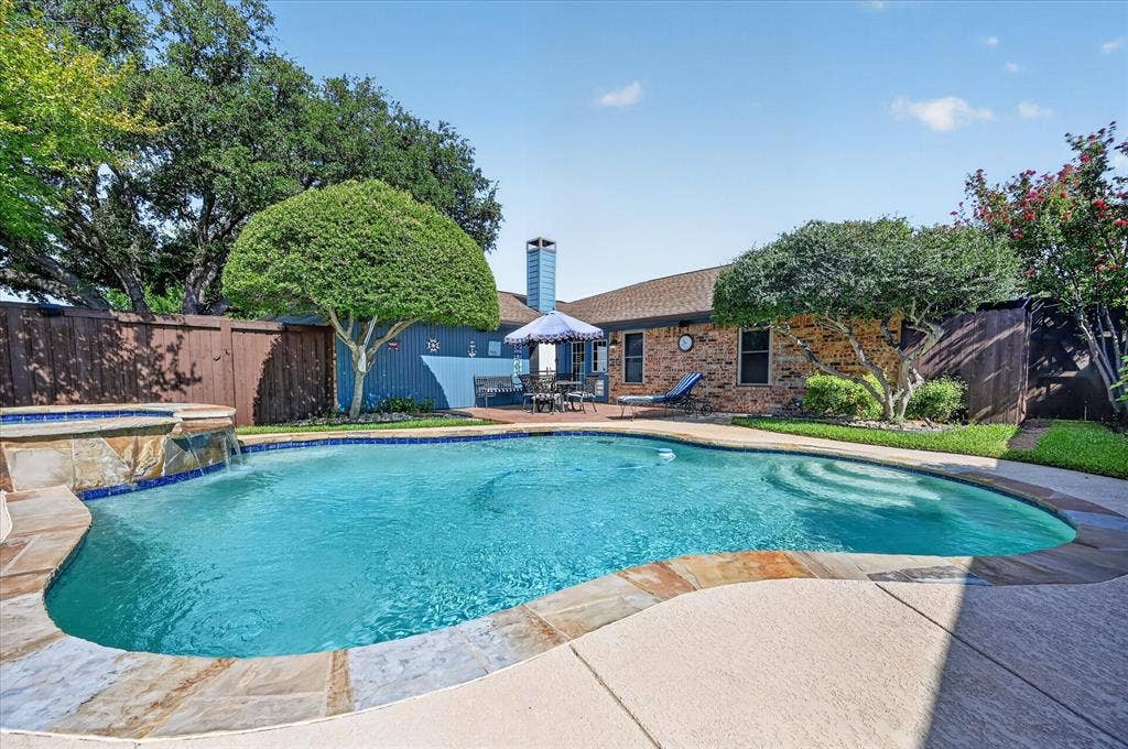2516 Lawnview Drive, Carrollton, TX 75006