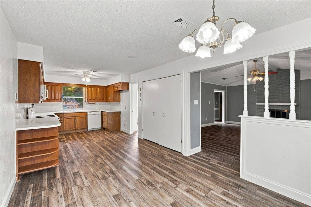 809 S Atkerson Lane, Euless, TX 76040 809 S Atkerson Lane, Euless, TX 76040