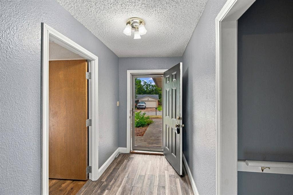 809 S Atkerson Lane, Euless, TX 76040 809 S Atkerson Lane, Euless, TX 76040