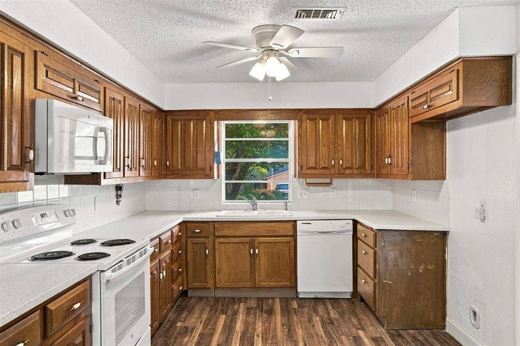 809 S Atkerson Lane, Euless, TX 76040 809 S Atkerson Lane, Euless, TX 76040