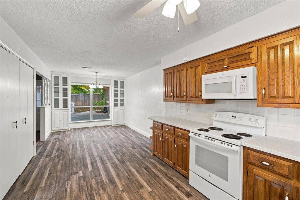 809 S Atkerson Lane, Euless, TX 76040 809 S Atkerson Lane, Euless, TX 76040