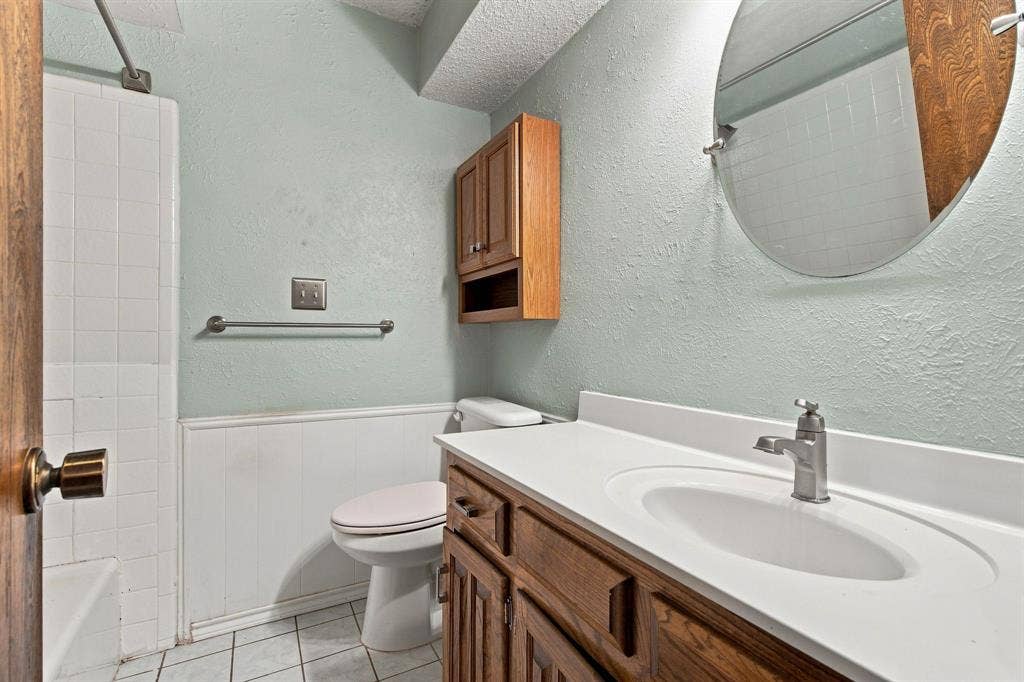 809 S Atkerson Lane, Euless, TX 76040 809 S Atkerson Lane, Euless, TX 76040