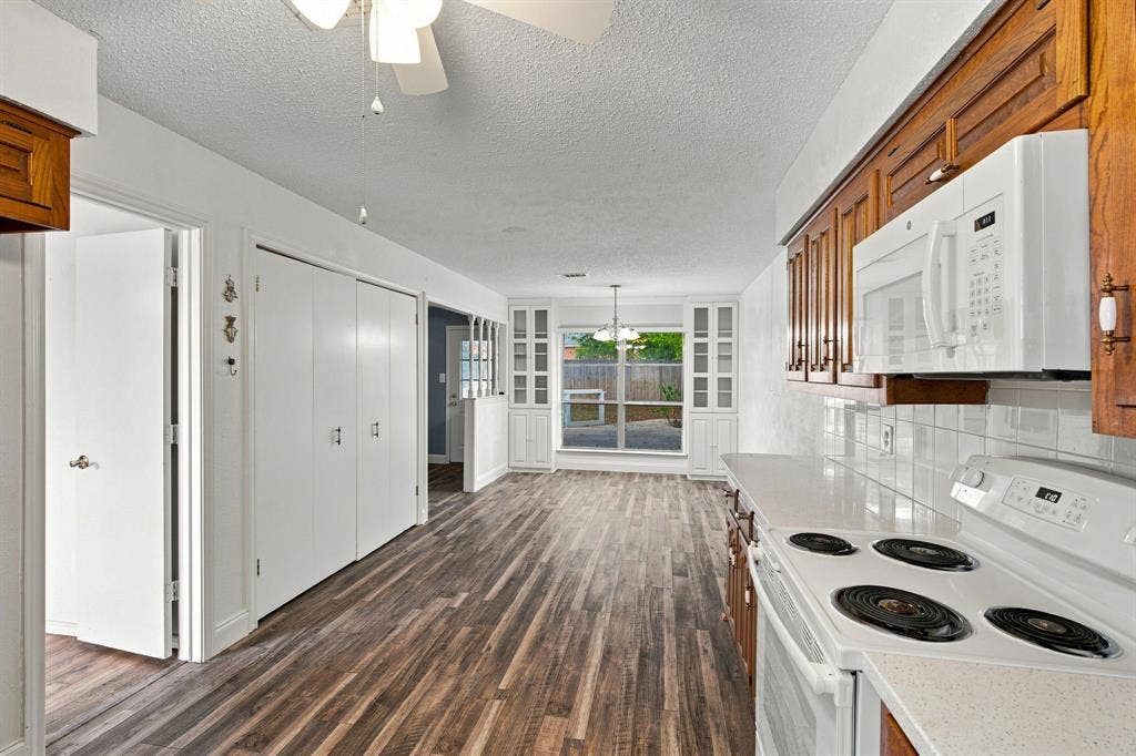 809 S Atkerson Lane, Euless, TX 76040 809 S Atkerson Lane, Euless, TX 76040