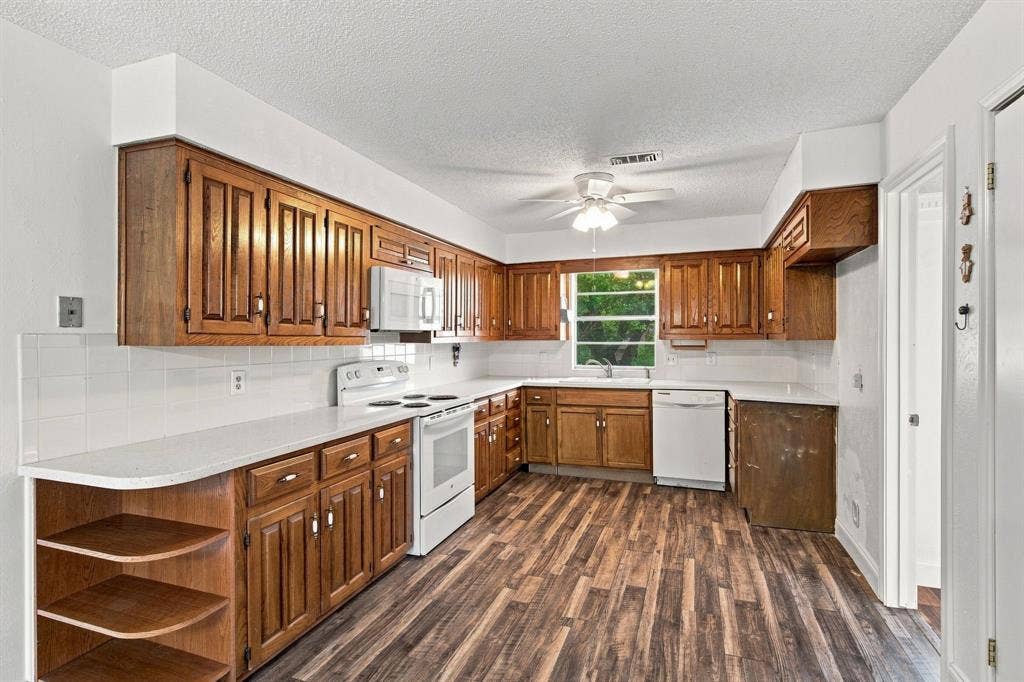 809 S Atkerson Lane, Euless, TX 76040 809 S Atkerson Lane, Euless, TX 76040