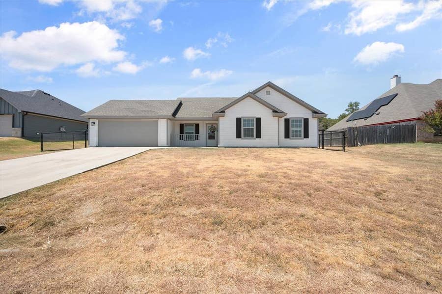 Property photo for 624 Lunar Circle, Granbury, TX