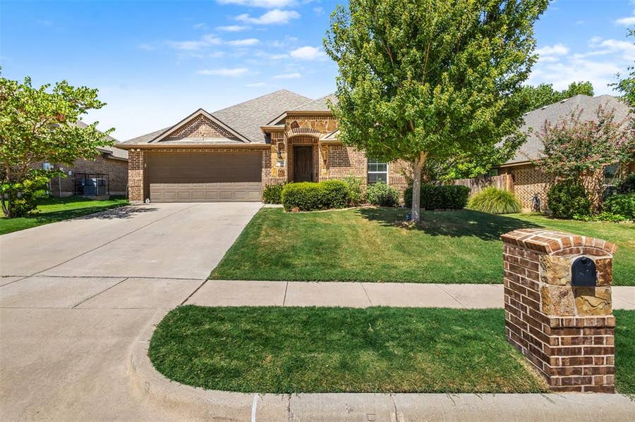 Property photo for 913 Abbey Lane, Midlothian, TX