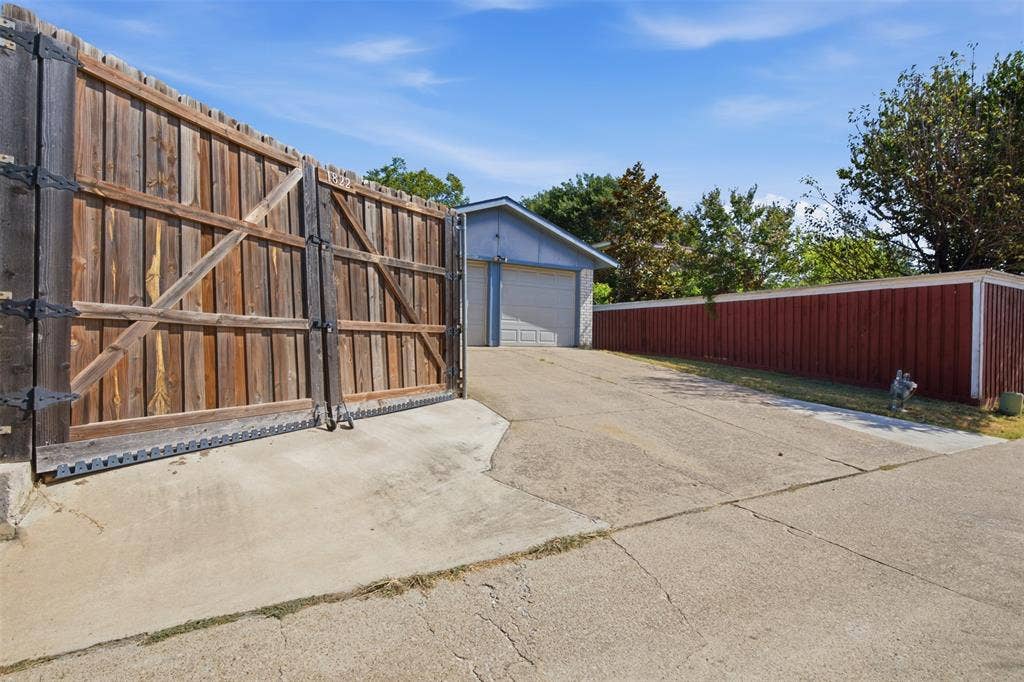 1822 Caldwell Drive, Garland, TX 75041 Double Gate
