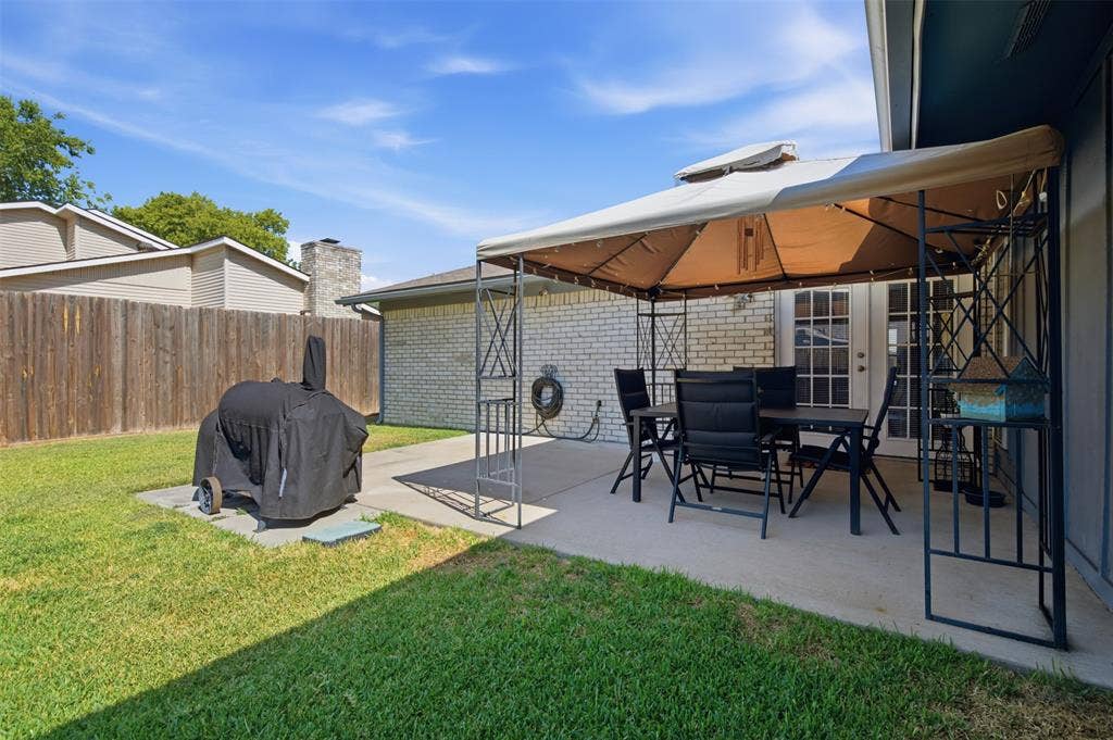 1822 Caldwell Drive, Garland, TX 75041 Extended Patio