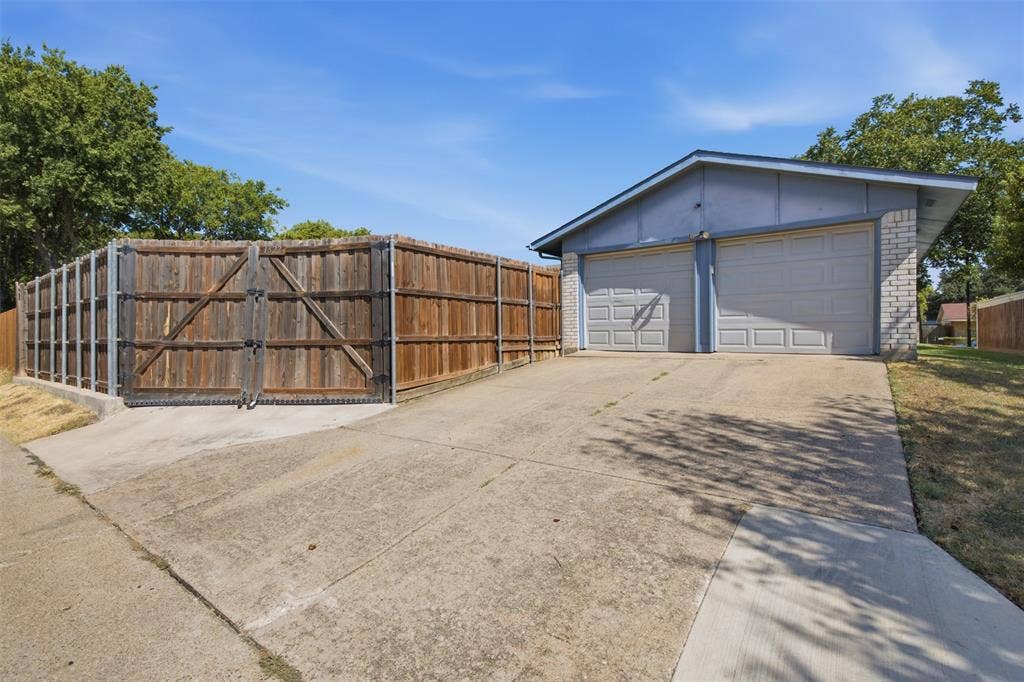 1822 Caldwell Drive, Garland, TX 75041 Driveway