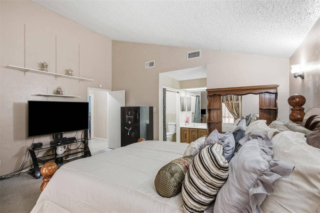 1822 Caldwell Drive, Garland, TX 75041 Vaulted Ceiling