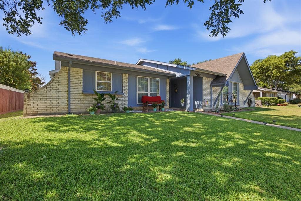 1822 Caldwell Drive, Garland, TX 75041 Lawn