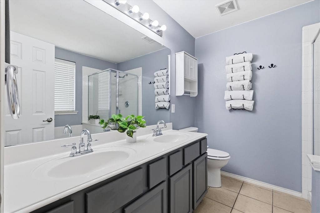 300 Highland Ridge Drive, Wylie, TX 75098 Primary bathroom with dual sink vanity