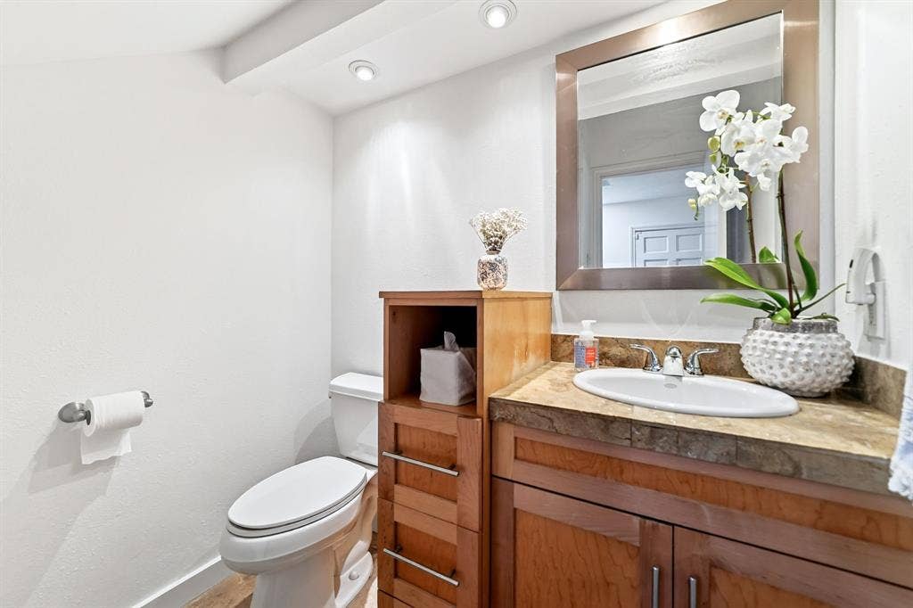 6435 Oriole Drive, #6435, Dallas, TX 75209 Lovely updated powder toom.