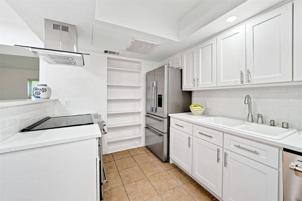 6435 Oriole Drive, #6435, Dallas, TX 75209 The beautifully renovated kitchen.