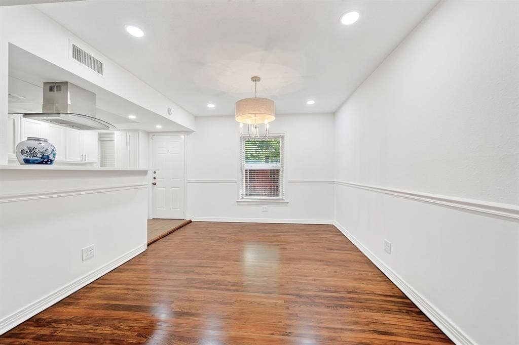 6435 Oriole Drive, #6435, Dallas, TX 75209 Pull up a seat at the breakfast bar on the left.