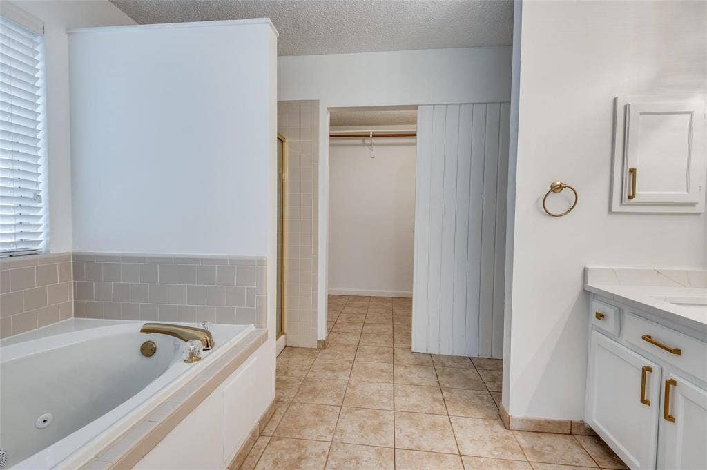562 Mercer Street, Grand Prairie, TX 75052 562 Mercer Street, Grand Prairie, TX 75052