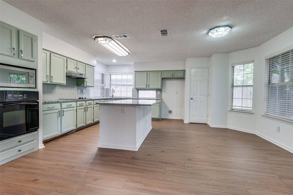 562 Mercer Street, Grand Prairie, TX 75052 562 Mercer Street, Grand Prairie, TX 75052