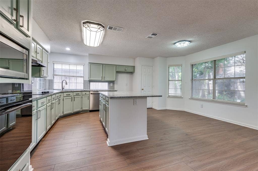 562 Mercer Street, Grand Prairie, TX 75052 562 Mercer Street, Grand Prairie, TX 75052
