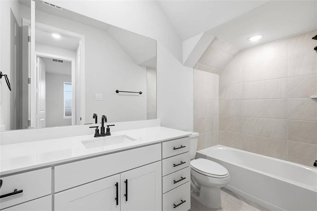 7281 Confetti Lane, Frisco, TX 75033 Downstairs full bathroom