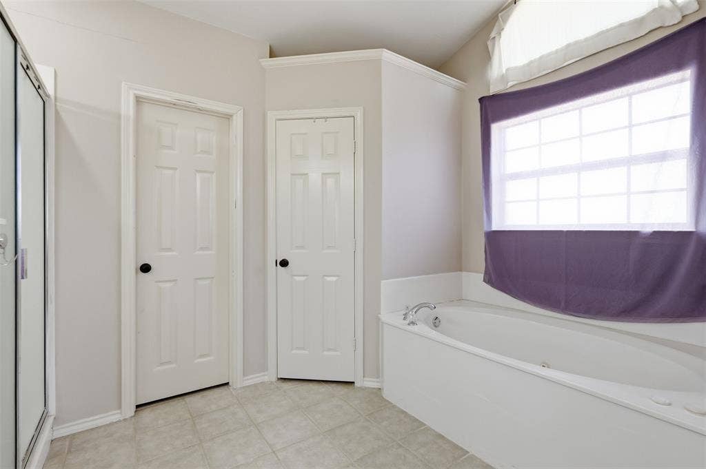 5642 County Road 597, Farmersville, TX 75442 Jetted Tub is perfect for unwinding after a long day!
