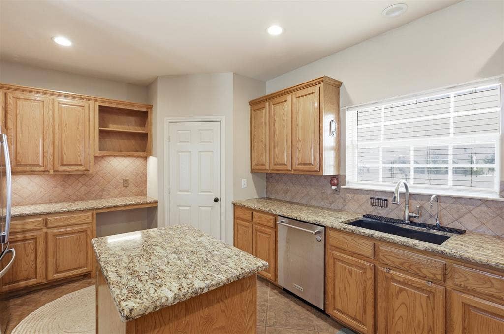 5642 County Road 597, Farmersville, TX 75442 Large window above sink overlooks the front yard.