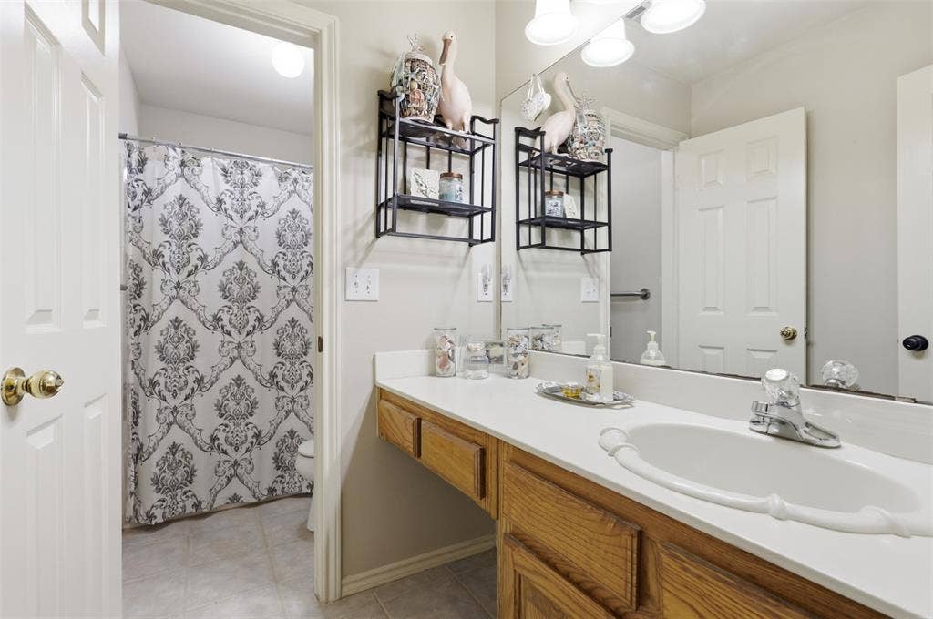 5642 County Road 597, Farmersville, TX 75442 Secondary bathroom has private shower/tub area.