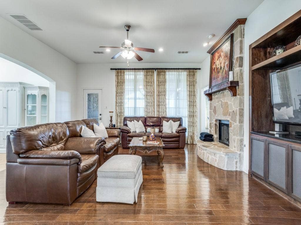 7110 Waterbury Drive, Rowlett, TX 75089 7110 Waterbury Drive, Rowlett, TX 75089