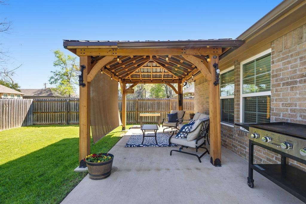 213 Freeman Street, Lindale, TX 75771 Brick exterior with dual pane windows