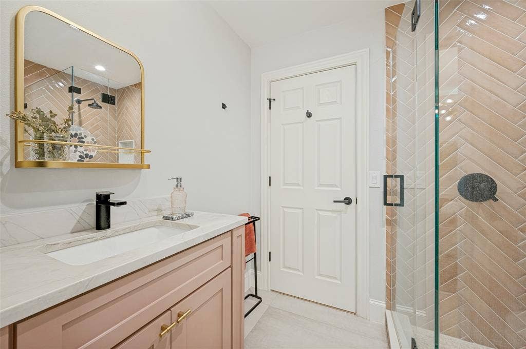 3916 Tumbril Lane, Plano, TX 75023 Full Bathroom downstairs, remodeled in 2025